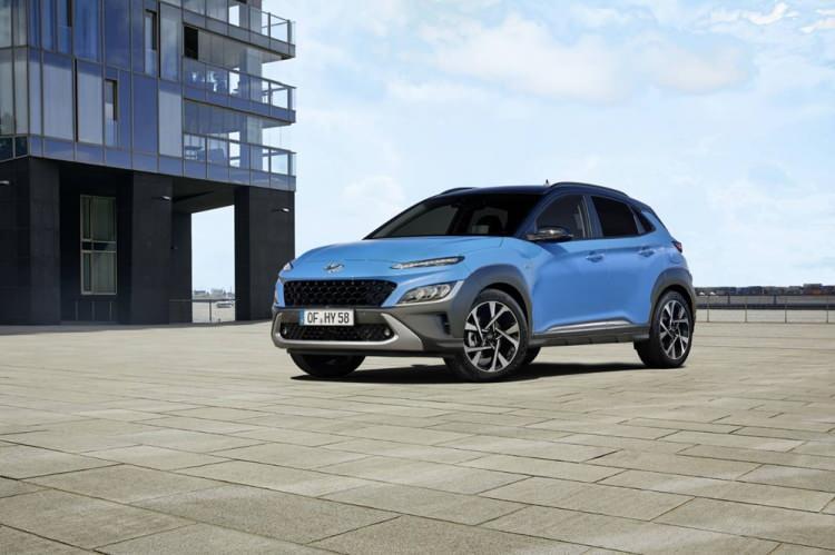 <p><strong>HYUNDAİ KONA</strong></p>

<p>Yeni Hyundai KONA, çeşitli motor seçenekleri ve donanım seviyeleri ile Türkiye'de satışa sunuldu.</p>

<p>Sadece üç yıl içinde Hyundai'nin Avrupa'daki en popüler kompakt SUV modellerinden biri haline gelerek bölgede 410.000 adetten fazla satıldı.</p>

<p>Kona'nın 1.0 litre turbo benzinli motor seçeneği 281.000 TL'den başlıyor. En yüksek trim seviyesi olan 1.6 litre dizel 48 MHEV Elite ise 358.000 TL’lik bir etikete sahip.</p>
