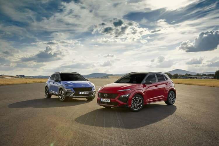 <p>Üst kısımdaki uzatılmış motor kaputu, KONA'ya güçlü bir görünüm verirken aynı zamanda orta ızgaranın üzerinde keskin bir şekilde bitiyor. Geliştirilmiş LED gündüz sürüş lambaları ise daha dar ve etkileyici bir görünüm sağlıyor.</p>

<p>Yeni KONA, boyutları itibariyle önceki versiyona göre 40 mm daha uzun ve daha geniş. </p>
