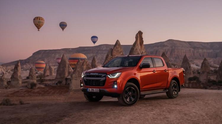 <p><strong>ISUZU D-MAX YEPYENİ TASARIMIYLA YOLLARDA</strong></p>
<p>Isuzu’nun pick-up segmentindeki temsilcisi D-Max, yenilendi. 4 farklı donanım seviyesinde 7 farklı versiyon olarak pazara sunulan D-Max, premium versiyonu V-Cross ile üstün sürüş konforu sunuyor. Sınıfında ilk kez kullanılan bir çok yeni özelliğiyle tamamen yenilenen D-Max, üçüncü jenerasyonu ile Türkiye yollarında.</p>