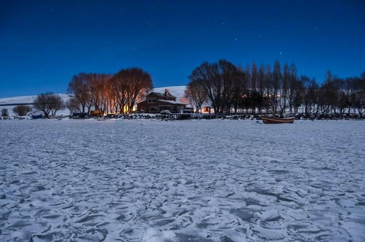 <p>Buza yansıyan gökyüzü maviliğinde kısa süreliğine de olsa çadır kuran turistler, doğal güzelliğe karşı termoslarında getirdikleri sıcak çayları yudumlayarak eşsiz manzaranın tadını çıkarıyor. Gölde atlı kızağa binen ve Eskimo usulü balık avlayan turistler, ziyaretlerini keyifli hale getirerek buz üzerinde Kafkas dansı da oynuyor.</p>
