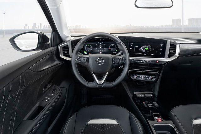 <p>Elektrikli versiyonda 50 kWh kapasiteli bataryanın yer alacağı ve aracın 134 beygir güç 260 Nm tork değeri sunacağı bildiriliyor. Bu versiyonda Mokka'nın menzili ise tek şarj ile 320 km olarak açıklanıyor.</p>
<p> </p>