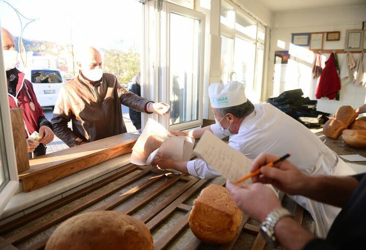 <p>Üst kabuğundaki kalınlık ve lezzetiyle ön plana çıkan ekmek, eski tip ağırlıklı teraziyle tartılarak satılıyor.</p>