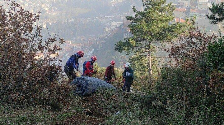 <p>Uludağ'ın eteklerine kurulu Alacahırka ve Abdal Murad Mahallerinde ikamet eden &ccedil;ok sayıda vatandaş, Uludağ'dan kopup evlerinin &uuml;zerlerine d&uuml;şen kayalar y&uuml;z&uuml;nden bir s&uuml;redir mağduriyet yaşıyordu.</p>
