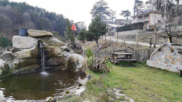 <p>İneg&ouml;l il&ccedil;esinde doğayla i&ccedil; i&ccedil;e olan 200 kişinin yaşadığı Boğazova Yaylası, sokak kısıtlamasının uygulandığı hafta sonları, yoğun ilgi g&ouml;r&uuml;yor. Bursa merkez ile başta İstanbul ve Yalova olmak &uuml;zere &ccedil;evre illerden gelen vatandaşlarla birlikte hafta sonu b&ouml;lgenin n&uuml;fusu 2 bine &ccedil;ıkıyor. 1200 rakımlı ormanlık alanda bağ evlerinde kalan vatandaşlar, doğa ile i&ccedil; i&ccedil;e bir hafta sonu ge&ccedil;iriyor.</p>
