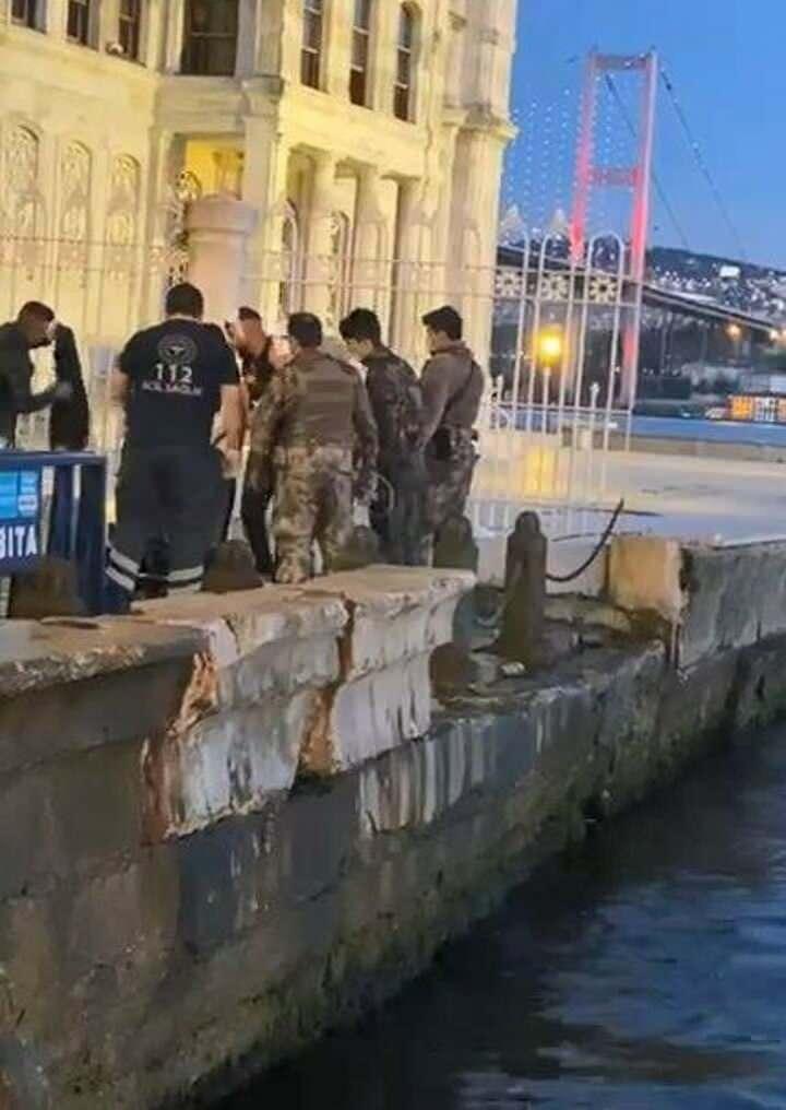 <p>Olay anına tanık olan Davut Özgül Sokağa çıkma yasağı vardı fakat turist muaf olduğu için burada fotoğraf çektiriyorlardı. Fotoğraf çekerken demire asıldı. Demir kopunca demirle birlikte denize düştü. Bir Özel Harekat polisi denize atladı. O polis burada olmasaydı adam ölmüştü. Hiç kimse denize girmedi ama Özel Harekat polisi tereddüt etmeden atladı ve adamın hayatını kurtardı diye konuştu.</p>
