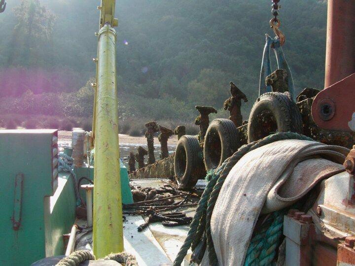 <p>Marmaris &Ccedil;evrecileri Derneği (M&Ccedil;D) ve Marmaris Kaymakamlığı koordinesinde, Marmaris K&ouml;rfezi'nde tehlike ve kirlilik yaratan atık ile batıkların temizlenmesi i&ccedil;in yeni yıl &ouml;ncesi 'Deniz dibi temiz kalsın yaşam devam etsin' sloganı ile &ccedil;alışma başlatıldı.</p>
