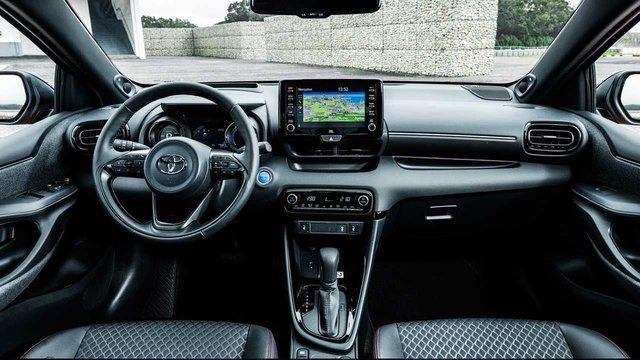 <p>Markanın yeni yılda en önemli yenilikleri araında ise Yaris Cross modeli bulunuyor. B-segment SUV sınıfında mücadele edecek model, hibrit motor seçeneği ile satışa sunulacak. </p>
<p> </p>