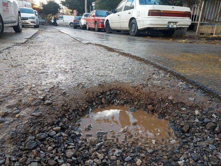 <p>Mahallede restoran işleten Besim Erg&uuml;ner, &ccedil;evrenin berbat durumda olduğunu belirtip, "Belki 50 kez Belediyeye m&uuml;racaat ettik, bir sonu&ccedil; alamadık. &Ccedil;ukurlar belediyenin ayıbı, bizim değil. Esnaf olarak, vergisini &ouml;deyen biriyim. Kimse gelip buranın haline bir bakmıyor. Ge&ccedil;enlerde buradaki &ccedil;ukura bir kadın d&uuml;şt&uuml;. M&uuml;racaat ettiğimizde 'geleceğiz' diyorlar. Ne gelen var ne giden" diye isyan etti. Mahallede yaşayan Cenk Kaan Ersoy ise motosikletle &ccedil;ukura girdiği i&ccedil;in kaza yaptığını, bacağının iki yerden kırıldığını ve platin takıldığını s&ouml;yledi.</p>
