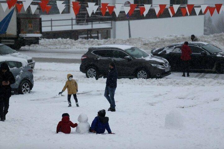 <p>Ocak ayının ilk g&uuml;nlerinde Marmara B&ouml;lgesi&rsquo;nde hem kar keyfi hem de deniz keyfi bir arada yaşandı.</p>

