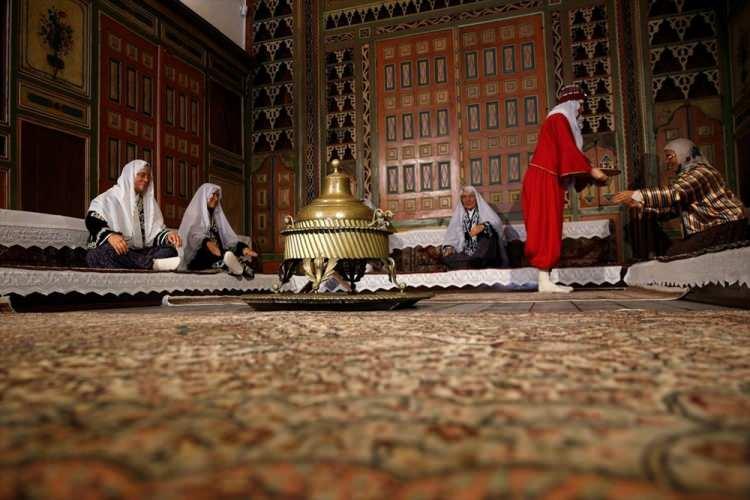 <p>Dursun, konağın geçmiş dönemdeki Kayseri'yi anlatması kadar taş ustalığı, ahşap süslemeleri ve kalem işleriyle de görülmeye değer olduğunu sözlerine ekledi.</p>
