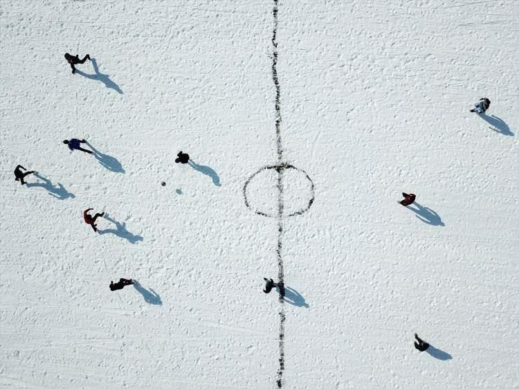 <p>Doğu Anadolu'nun en büyük ikinci gölü olan ve kış aylarında yüzeyi tamamen buzla kaplanan Çıldır Gölü'nde bir araya gelen gençler, göl üzerinde futbol oynamanın keyfini yaşadı.</p>
<p> </p>