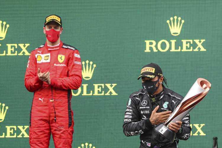 <p>Formula 1 DHL Türkiye Grand Prix'sini, Mercedes takımının Büyük Britanyalı pilotu Lewis Hamilton (sağda) kazandı. Hamilton, kupa töreninde elini göğsüne götürerek selam verdi.</p>

<p> </p>

