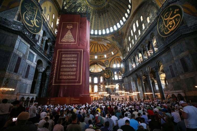 <p>İstanbul’un simgelerinden Ayasofya-i Kebir Cami-i Şerifi'nin 86 yıl aradan sonra ibadete açılması sonrası namazlar kılınmaya başlandı.</p>
<p> </p>