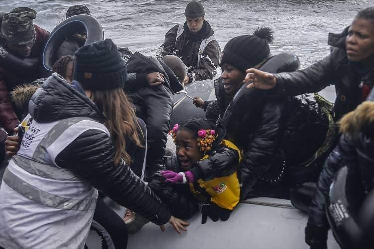 <p>Ülkelerindeki savaştan ve iç karışıklıklardan kaçarak Avrupa'ya gitmek isteyen sığınmacıların Yunanistan'ın Midilli Adası'na geçişi devam etti.</p>
<p> </p>