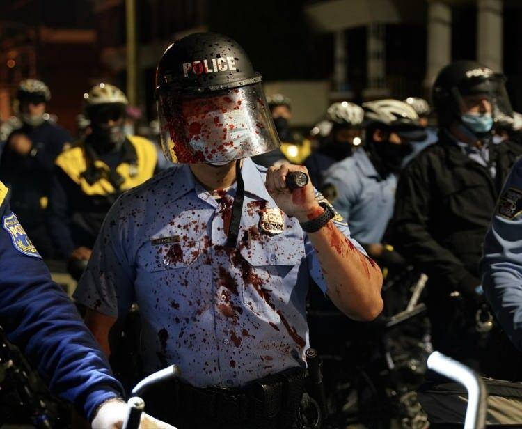 <p>ABD’nin Pennsylvania eyaletine bağlı Philadelphia şehrinde, iki polisin elinde bıçak bulunan bir siyahiyi 10 kurşun sıkarak öldürmesine yönelik protestolar ikinci gününde de devam etti. Zaman zaman göstericilerle polis karşı karşıya gelirken, bir polisin üzerine kırmızı boyalar atıldı.</p>
<p> </p>