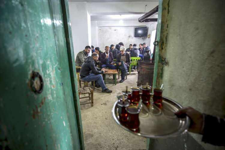 <p> Diyarbakır'ın Çüngüş ilçesine bağlı Atalar köyünde yaşayan bazı vatandaşlar, etkili olan kar yağışı sonrası köy kahvesinde soba başında çay içerek ve oyun oynayarak vakit geçiriyor.</p>
<p> </p>
