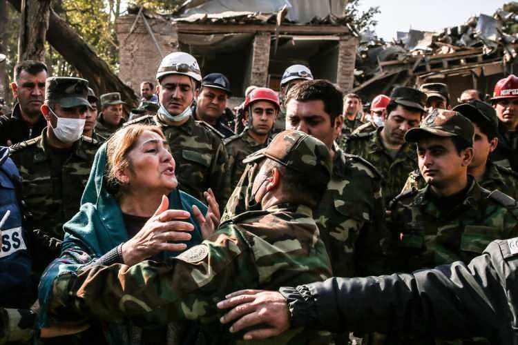 <p> Ermenistan ordusunun, ateşkesin üzerinden 24 saat geçmeden, Azerbaycan'ın Gence kentine füzelerle saldırması sonucu 21 kişi öldü. Görevliler, olay yerinde bazı vatandaşları sakinleştirmeye çalıştı.</p>
<p> </p>