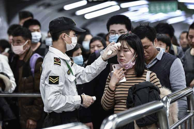 <p>Çin’in Vuhan kentinde ortaya çıkan yeni tip koronavirüs (Kovid-19), dünya genelinde büyük can kayıplarına neden oldu. Çin’in Guangzhou kentinde salgına karşı tedirginliği artan vatandaşlar tıbbi maskelerle kendini korumaya çalışırken, ateş ölçümleri ile kalabalık ortamlara girişlerde önlem alınmaya çalışıldı.</p>

<p> </p>
