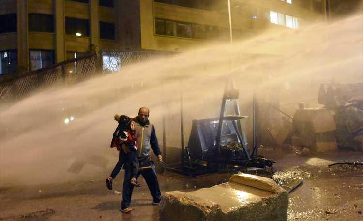 <p>Lübnan'ın başkenti Beyrut'taki hükümet binası önünde toplanan göstericiler, Hassan Diyab başbakanlığında kurulan yeni hükümeti protesto etti. Güvenlik güçleri, binanın önündeki demir bariyerleri aşan göstericilere tazyikli suyla müdahale etti. Müdahale sırasında Lübnanlı bir baba ile kucağındaki oğlu zor anlar yaşadı.</p>

<p> </p>
