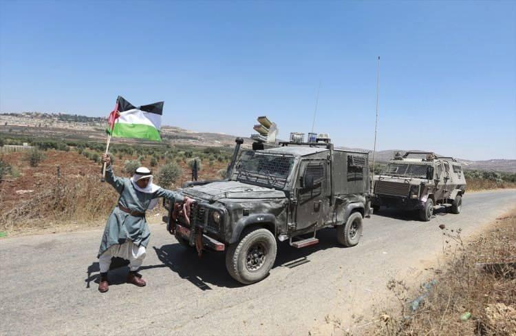 <p>Batı Şeria'nın Ramallah kentindeki Turmus Ayya köyünde toplanan bir grup Filistinli, İsrail'in bölgede yeni Yahudi yerleşim birimleri inşası ve Ayrım Duvarı'na karşı gösteri düzenledi. İsrail güçleri, gösteriye müdahale etti.</p>

<p> </p>

