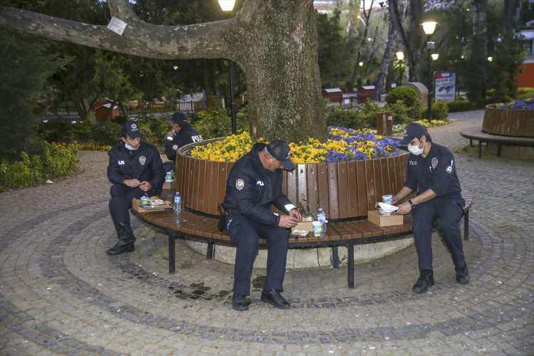 <p>İçişleri Bakanlığının yeni tip koronavirüs (Kovid-19) önlemleri çerçevesinde 30 büyükşehir ile Zonguldak'ta uyguladığı sokağa çıkma kısıtlaması nedeniyle Ankara Tunalı Hilmi Caddesi girişinde denetim yapan polis memurları, ilk iftarlarını da görevleri başında kumanya ile açtı.</p>

<p> </p>
