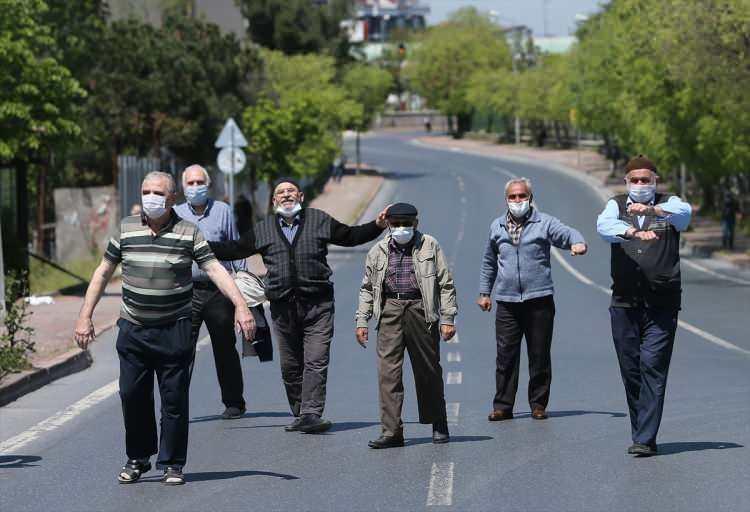 <p>İstanbul'da koronavirüs salgını kapsamında alınan önlemler nedeniyle sokağa çıkmaları kısıtlanan 65 yaş ve üzeri ile kronik rahatsızlığı olan kişiler istisna uygulanması kapsamında ilk defa sokağa çıktı. 65 yaş üstü vatandaşlar Şişli Halide Edip Adıvar Mahallesi'nde iznin verildiği 11.00-15.00 saatleri arasında sokakta yürüyüş yaptı.</p>
<p> </p>
