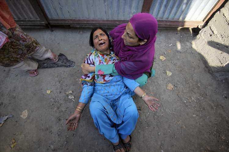 <p>Hindistan kontrolündeki Cammu Keşmir'deki Srinagar şehrinde bulunan Barzulla bölgesinde, Hint güvenlik güçlerine bağlı milis güçler ile bağımsızlık yanlısı direnişçiler arasında çatışma çıktı. Olay yerinde bulunan siviller, korku ve üzüntü yaşadı.</p>
<p> </p>