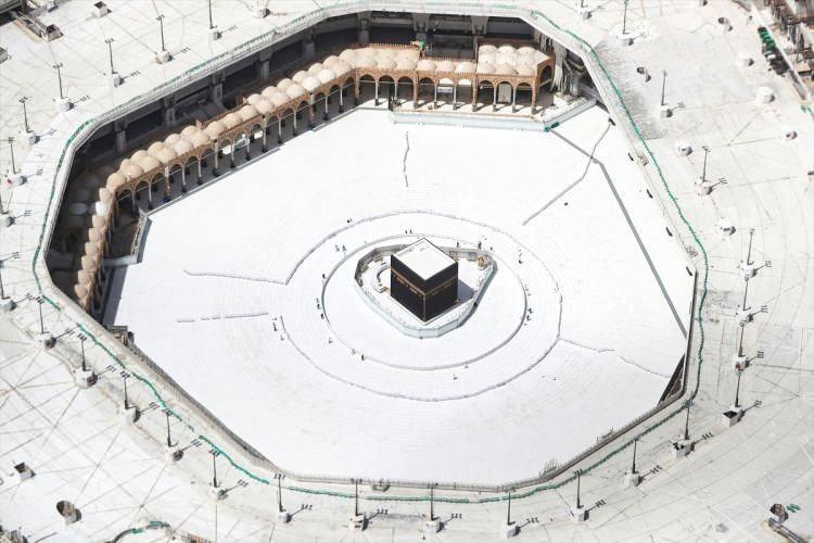 <p>Yeni tip koronavirüsün (Kovid-19) dünyanın dört bir yanına yayılması, çok sayıda ülkeyi çeşitli tedbirler almaya itti. Suudi Arabistan, Kovid-19'la mücadele kapsamında, 2 Mart'tan itibaren dünya genelinden umre ziyaretlerini, 20 Mart'tan itibaren de kutsal mekanlar Mekke'deki Harem-i Şerif (Mescid-i Haram) ve Medine'deki Mescid-i Nebevi'ye her türlü ziyareti durdurdu. Alınan kararın ardından, Kabe'nin etrafında sadece görevliler bulundu.</p>

<p> </p>
