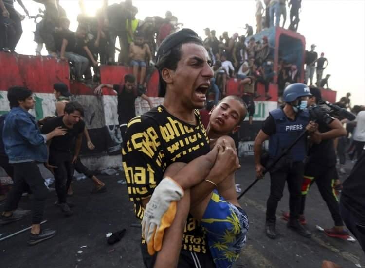 <p>Irak’ın başkenti Bağdat’ta, 25 Ekim 2019’da işsizlik, yolsuzluk ve kamu hizmeti yetersizliği nedeniyle patlak veren gösterilerin birinci yılında protestocular, Cumhuriyet Köprüsü üzerinde toplandı. Eylemi gerçekleştiren göstericilerden bazılarının askerlere taş ve molotof kokteyli ile saldırması üzerine çatışma çıktı. Güvenlik güçlerinin müdahalesi sonucu yaralanan bir gösterici, bölgeden uzaklaştırıldı.</p>

<p> </p>

