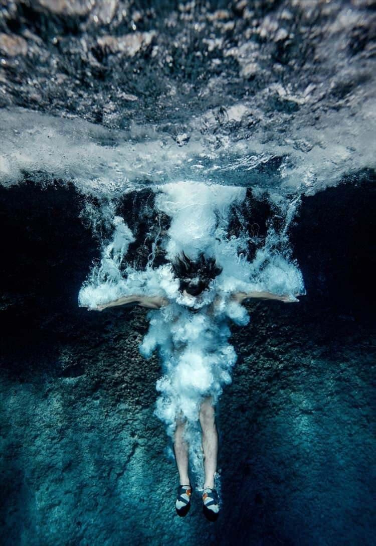 <p>Antalya'nın Akdeniz'deki en uç noktası Gelidonya Burnu'na 7 kilometre uzaklıktaki Suluada, deepwater solo sporunun son yıllardaki yeni adresi haline geldi. Suluada, denizden yükselen kayalıklara, ekipmansız sadece tırmanış ayakkabısı ile çıkılan ve sonrasında denize atlama şeklinde yapılan "deepwater solo" sporuna doğal bir ortam sağlıyor.</p>

<p> </p>

