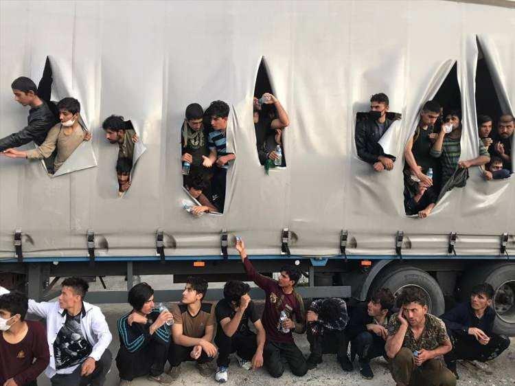 <p>Samsun'un Tekkeköy ilçesinde bir tırın dorsesinde çok sayıda düzensiz göçmen yakalandı. Dorsede saklanan düzensiz göçmenlerin sıcak hava nedeniyle brandaları yırttıkları görüldü. Araçtan indirilen ve sıcaktan bunaldıkları gözlenen göçmenlere su verildi.</p>

<p> </p>
