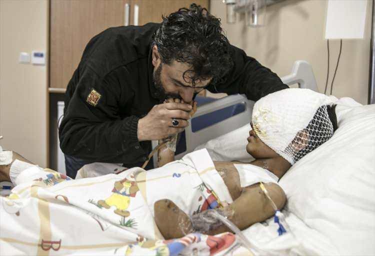 <p>Esed rejiminin, Suriye'nin İdlib kentine yönelik hava saldırısında ağır yaralanan ve Türkiye'de tedaviye alınan 11 yaşındaki Suriyeli Muhammed Abdulkerim Ubeyd, ailesine kavuştu. Anne Emine Şehad ile baba Abdulkerim Ahmed Ubeyd (solda), 18 günden bu yana haber alamadıkları çocuklarına uzun süre sarılarak gözyaşı döktü.</p>

<p> </p>
