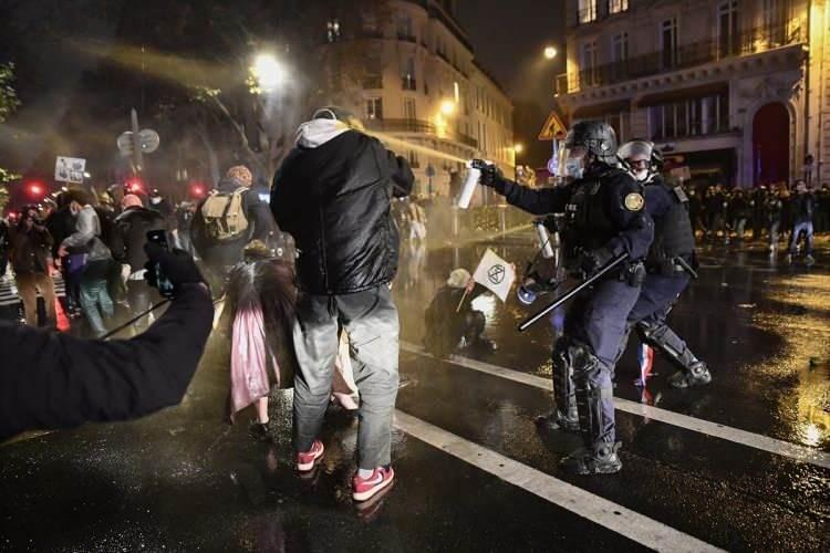 <p>Fransa’nın başkenti Paris’te, görevde olan güvenlik güçlerinin görüntülerinin herhangi mecrada yayımlanmasını yasaklayan "genel güvenlik" yasa tasarısına karşı gösterileri düzenlendi. Yasa tasarısının Ulusal Mecliste görüşülmeye başlandığı saatlere yakın binlerce kişi parlamento binası yakınındaki Saint-Germain bulvarında toplanarak tasarıyı protesto etti. Polis kalabalığa gaz ve tazyikli suyla müdahale etti.</p>

<p> </p>
