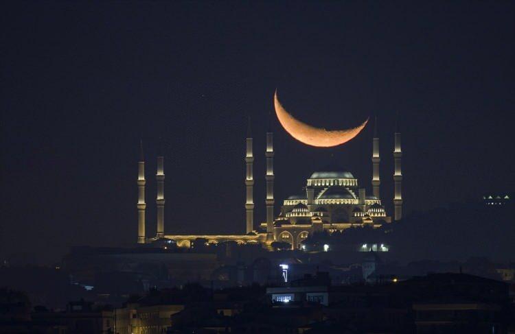 <p>İstanbul'da akşam saatlerinde beliren hilal, Büyük Çamlıca Camisi ile güzel görüntü oluşturdu.</p>

<p> </p>
