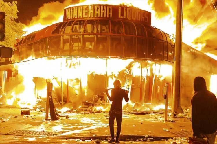 <p>ABD'nin Minneapolis kentinde polis şiddeti yüzünden hayatını kaybeden siyahi George Floyd'un ölümü yüzlerce gösterici tarafından protesto edildi. Polisin yoğun güvenlik önlemleri aldığı Minneapolis'te, göstericiler bazı mağazaları ateşe verdi.</p>

<p> </p>
