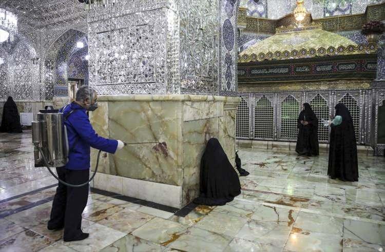<p>İran'ın Kum kentinde yeni tip koronavirüsle (Kovid-19) mücadele kapsamında Fatıma-i Masume Türbesi'nde dini merasimlere sınırlama getirilirken, virüsün yayılmasını engellemek için türbede dezenfekte işlemleri yapıldı.</p>
<p> </p>