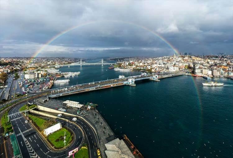 <p>İstanbul'da etkili olan yağışın ardından ortaya çıkan gökkuşağı, Haliç’te güzel görüntü oluşturdu.</p>
<p> </p>