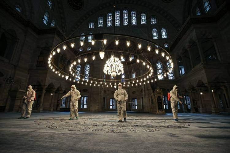 <p>İstanbul Fatih Belediyesi ekipleri, yeni tip koronavirüs (Kovid-19) önlemleri kapsamında Nuruosmaniye Camisi'nde dezenfekte işlemi gerçekleştirdi.</p>

<p> </p>
