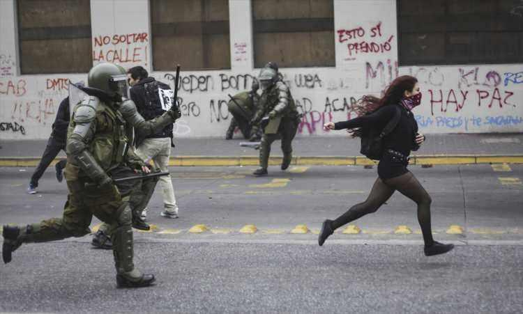 <p> Şili'de hükümet karşıtlığına dönüşen protestolar Concepcion kentinde de devam etti. Güvenlik güçleri, kaçan göstericileri yakalamaya çalıştı.</p>

<p> </p>
