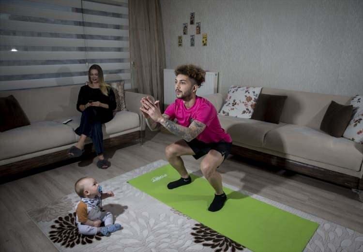 <p>Bir çok ülkede görülen yeni tip koronavirüs (Kovid-19) vakası ile tanışan Türkiye, kamusal alanda ve sivil yaşamda bazı tedbirler aldı. Ülkedeki bütün spor faaliyetlerinin bir sonraki karara kadar durdurulmasından sonra sporcular da bu tedbirlere uyup zorunda kalmadıkça evlerinden çıkmama kararı alarak evlerinde spor yapmaya başladı. Salgınla mücadele kapsamında sahalardan uzak kalan 26 yaşındaki Osmanlıspor futbolcusu Beykan Şimşek, günlük antrenmanlarını kendi evinde gerçekleştirdi.</p>

<p> </p>
