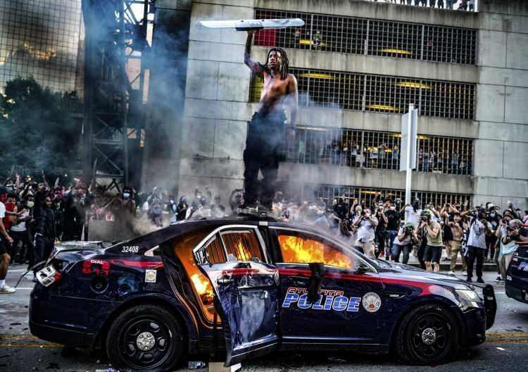 <p>ABD'de siyahi Amerikalı George Floyd'un polis şiddeti sonucu hayatını kaybetmesi Georgia eyaletinin Atlanta kentinde protesto edildi. Göstericiler bir polis aracını ateşe verdi.</p>

<p> </p>
