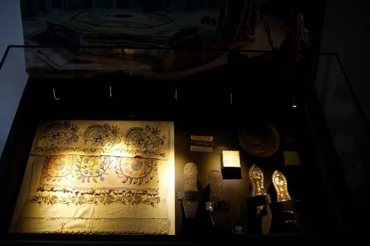<p>Kayseri'de taş işçiliğinin en güzel örneklerinden 5 asırlık Güpgüpoğlu Konağı, kentin eski günlük yaşamına, mutfak kültürüne ve sahip olduğu değerlere ışık tutuyor.<br />
Yapımına 1419 tarihinde başlanan Tennuri Sokak'taki konak, hem "müze ev" hem de etnografya müzesi olarak hizmet veriyor.</p>
