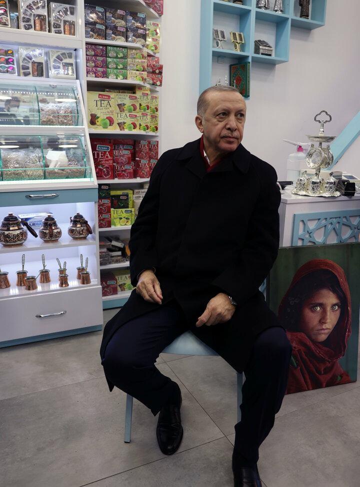 <p>Erdoğan, cuma namazının ardından basın mensuplarının sorularını yanıtladı.</p>

<p>Daha sonra caminin yakınında iki ayrı kafeye uğrayan Erdoğan, kafe çalışanlarıyla bir süre sohbet etti.</p>
