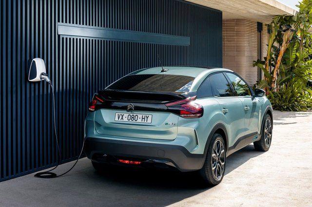 <p>Citroen yetkilileri, yeni C4'ün Mayıs ayında Türkiye'ye geleceğini belirtiyor.</p>
<p> </p>