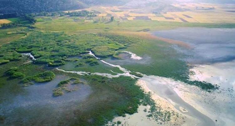 <p>Vatandaşları Covid-19 s&uuml;recinden sonra flamingoların dansını izlemek &uuml;zere Yarışlı G&ouml;l&uuml;'ne davet eden Vali Ali Arslantaş, "Burdurumuzun gizli cennetlerinden Yarışlı G&ouml;l&uuml;. Şimdilik flamingoların dansını uzaktan izleyerek avunmak durumundayız.</p>

<ul>
</ul>
