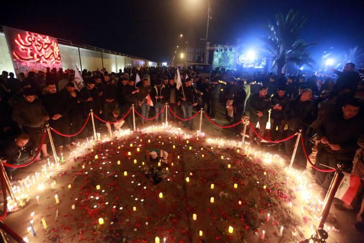 <p>T&ouml;rene katılanlar, mum yaktı, S&uuml;leymani'nin posterleriyle g&ouml;steriler d&uuml;zenledi.</p>
