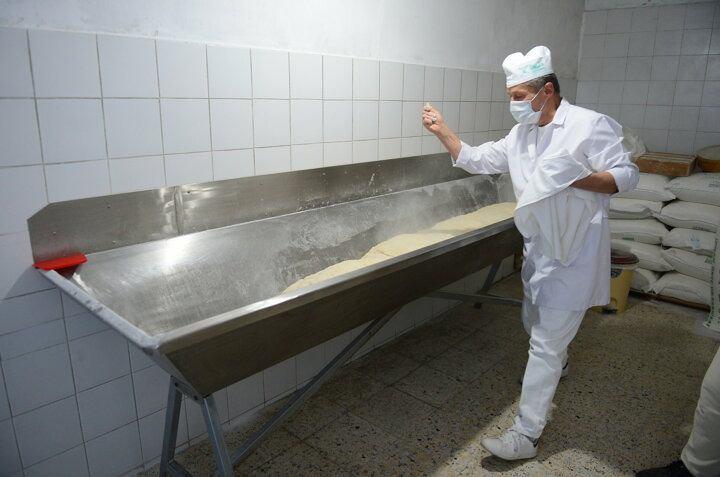 <p>"Hava şartlarına göre hamura su koyuyoruz"<br />
<br />
Ekmek yapmada ölçünün çok önemli olduğuna dikkati çeken Paylan, şöyle devam etti: "Hava şartlarına göre hamura su koyuyoruz. Bugünlerde kış dönemi olmasına rağmen hava biraz ılıman, örneğin bugünkü su oranı biraz daha ılığa yakın. Yaz döneminde soğuk su kullanıyoruz. Bu çok önemli, iki litre bile su ayarı kaçsa ekmekten lezzet beklenmez. Fırın ayarı da çok önemlidir, bunlar birbirine dengeli olması lazım. Fırında sıcaklık ölçen derece yok, kolumuzu fırına sokuyoruz, bizim kolumuz derece görevi görüyor. Odun ve kabukla birlikte fırını karışık yakıyoruz."</p>