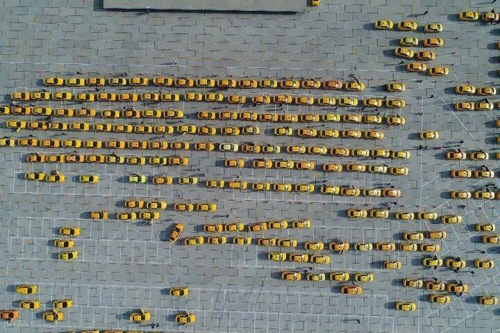 <p>İstanbul&rsquo;da, taksiciler taksimetrelerin g&uuml;ncellenmesi i&ccedil;in bug&uuml;nde Yenikapı Etkinlik Alanı&rsquo;na akın etti.</p>
