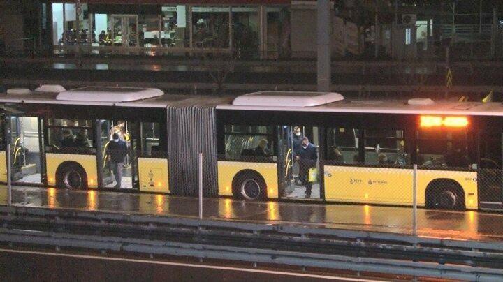 <p>Koronavir&uuml;s tedbirleri kapsamında yılbaşında uygulanan 80 saatlik sokağa &ccedil;ıkma kısıtlaması d&uuml;n 21.00'de başladı ve pazartesi g&uuml;n&uuml; saat 05.00'e kadar s&uuml;recek.</p>
