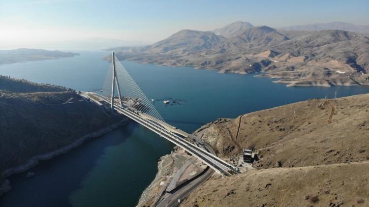 <p>Ulaştırma ve Altyapı Bakanlığı Karayolları Genel Müdürlüğünce 2014 yılında yapımına başlanan 720 milyon lira maliyetli Doğu ve Güneydoğu Anadolu bölgeleri ile Orta Anadolu Ege ve Akdeniz bölgelerini birbirine bağlayacak olan 660 metre uzunluğundaki yeni Kömürhan Köprüsü ve bağlantı tüneli ile yol yapımı tamamlanarak bugün açılışı gerçekleştirildi. Açılış için Ulaştırma ve Altyapı Bakanı Adil Karaismailoğlu, iki ilin protokol üyeleriyle birlikte Kömürhan Köprüsü’ne geçti. Burada Cumhurbaşkanı Recep Tayyip Erdoğan’ın telekonferansla katıldığı açılış programında Bakan Adil Karaismailoğlu açıklamada bulundu.<br />
 </p>
